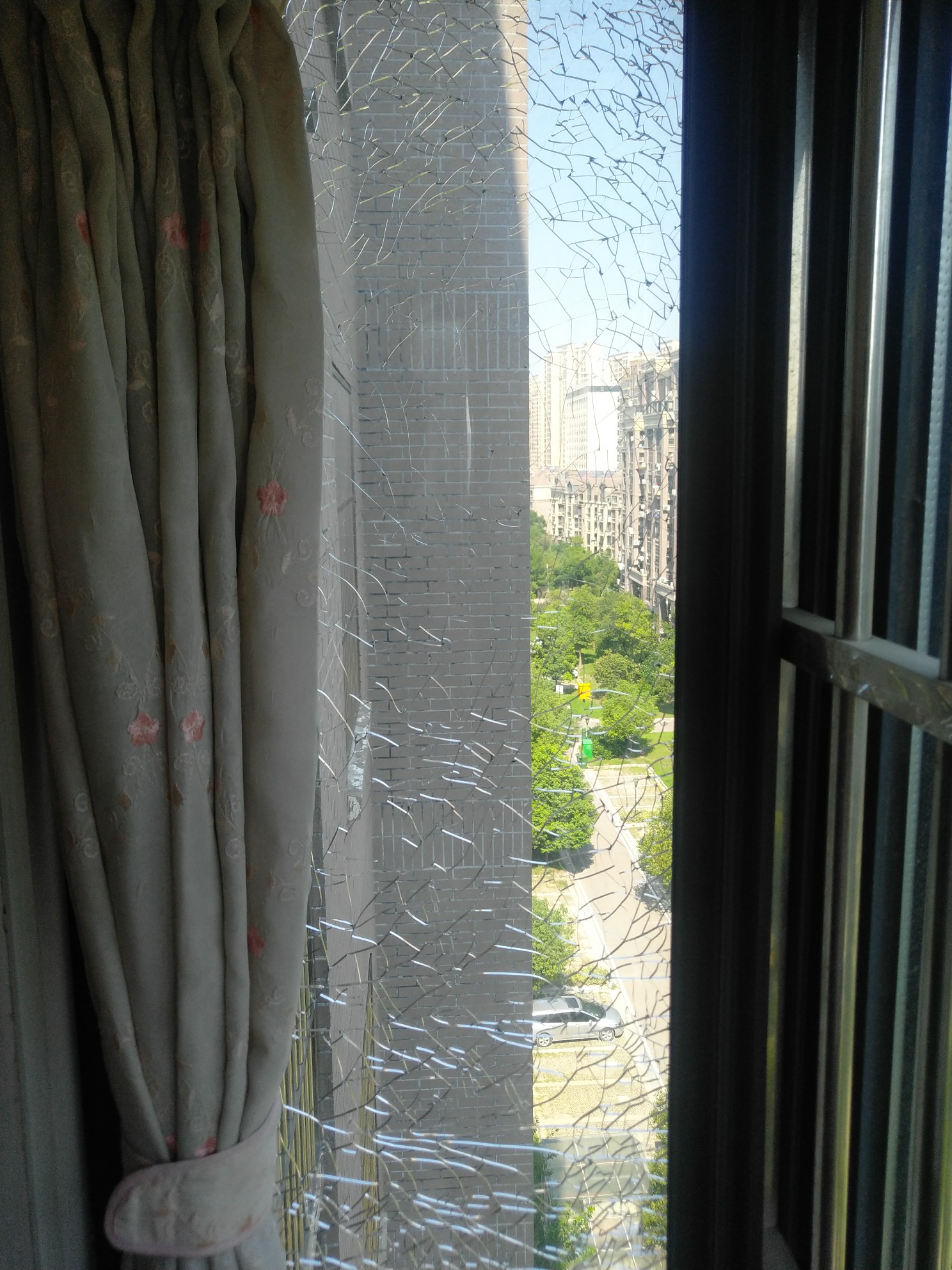 求助阳台窗户外玻璃破碎怎么办